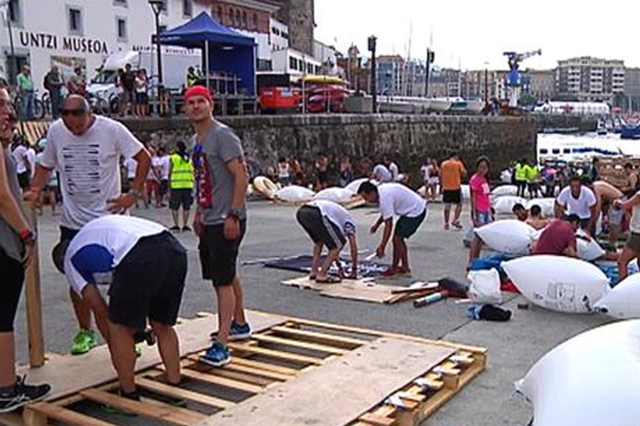 Montaje de balsas en el puerto