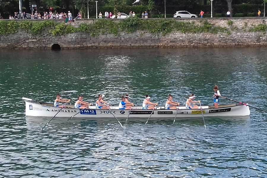 Regata de traineras en modalidad femenina